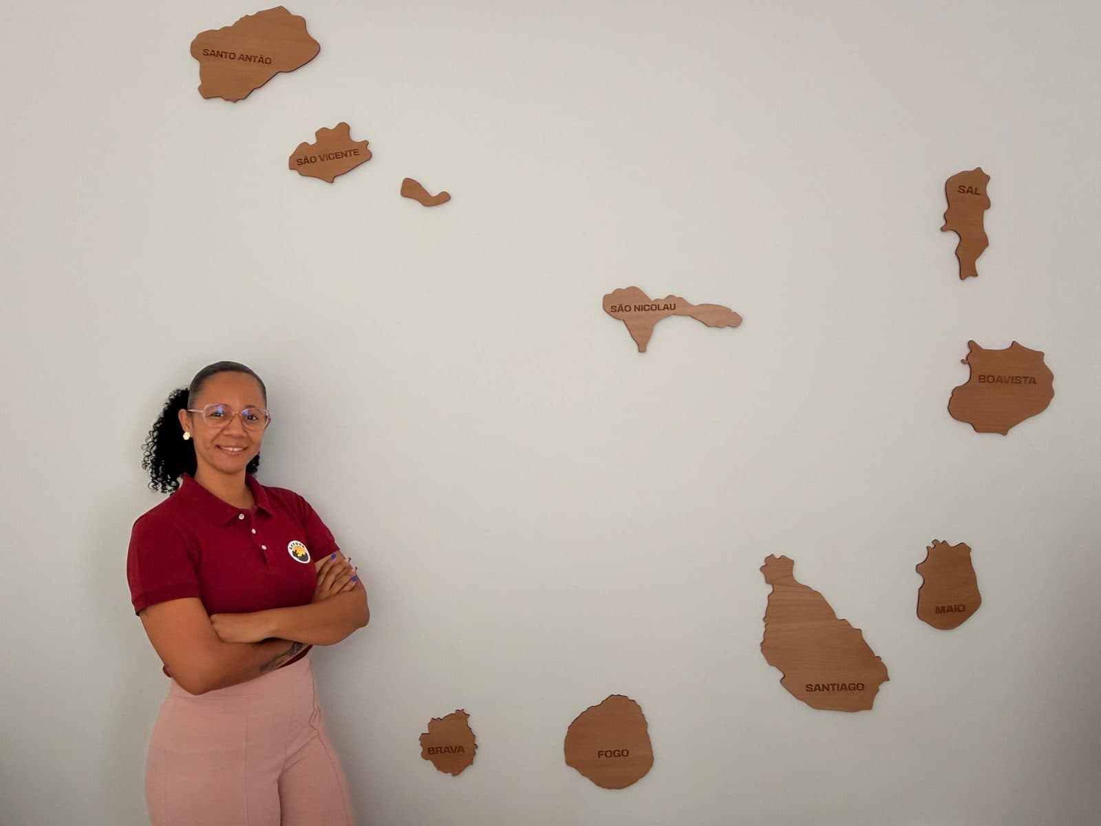 La carte des 9 îles habitées du Cap-Vert, sur la carte murale en bois dans les locaux d'ACTOUR Cabo Verde